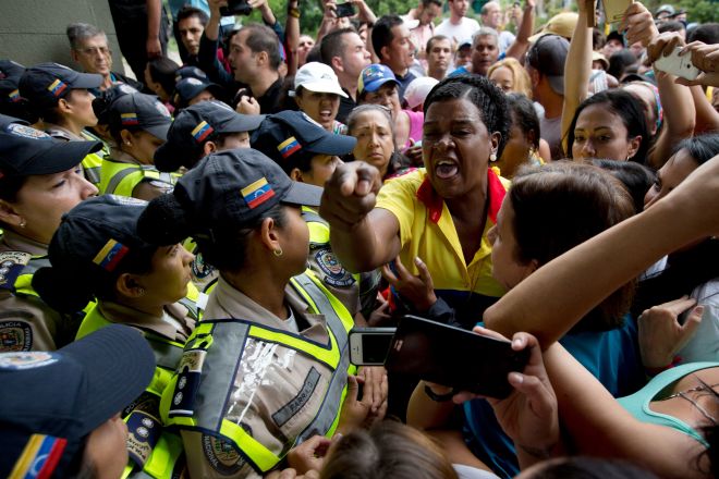 Βενεζουέλα: Κλέβουν ακόμα και σαμπουάν πάνω στην απελπισία τους