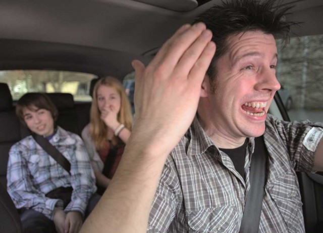 Τι παθαίνει το παιδί όταν βρίζετε στο αυτοκίνητο