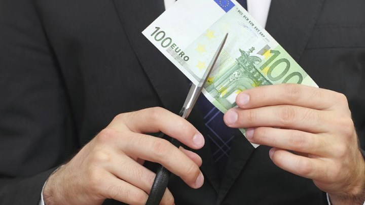 Εκτός εξαιρέσεων από τον “κόφτη” μισθοί και συντάξεις