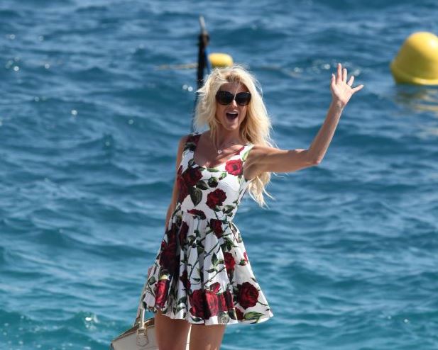 Ο αέρας σήκωσε το φόρεμα γνωστού μοντέλου στις Κάννες – ΦΩΤΟ