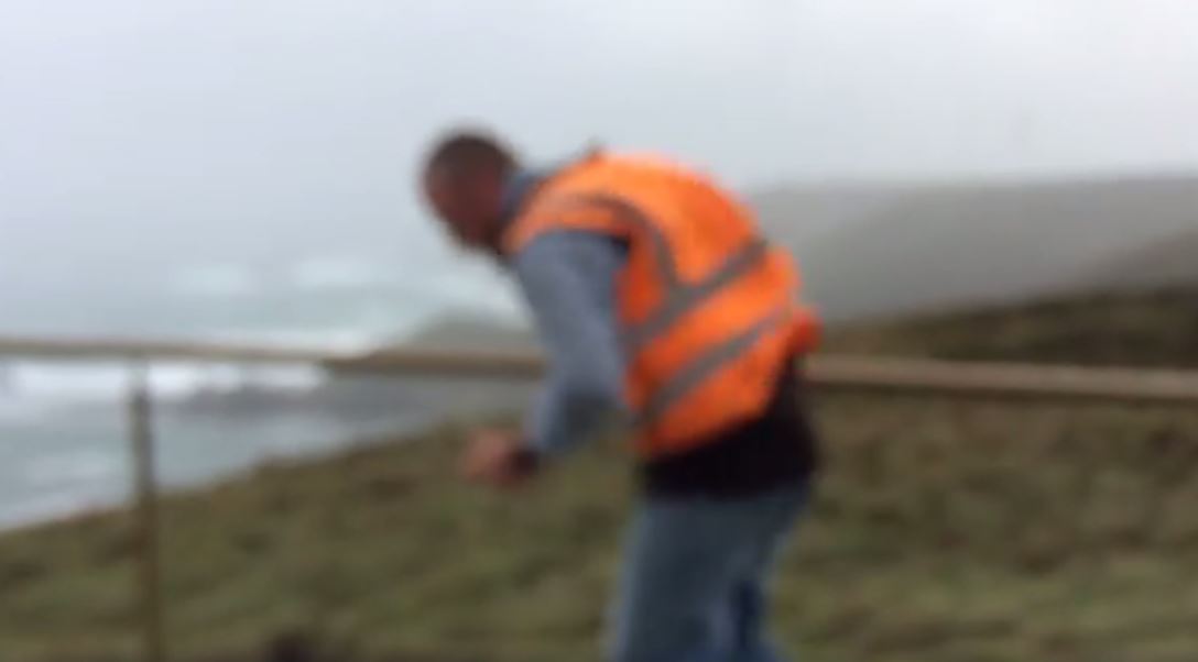 Περπατώντας κόντρα σε άνεμο ταχύτητας 140 χλμ/ώρα – ΒΙΝΤΕΟ