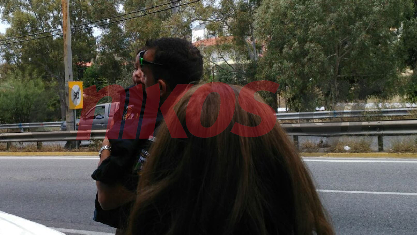 Η Μαρία στην αγκαλιά του αστυνομικού – ΦΩΤΟ