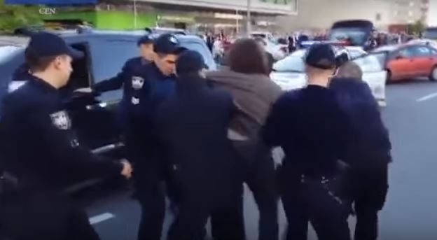 Ο καβγάς Ολυμπιονίκη της πάλης με 7 αστυνομικούς – ΒΙΝΤΕΟ