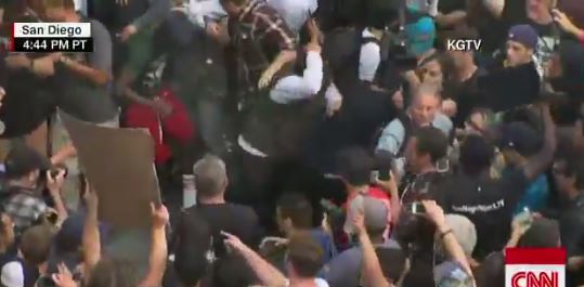 Επεισόδια και συγκρούσεις σε ομιλία του Τραμπ – ΒΙΝΤΕΟ – ΦΩΤΟ