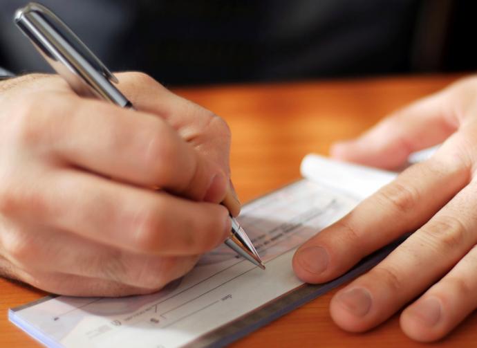 Χαλαρώνουν τα κριτήρια για την έκδοση μπλοκ επιταγών