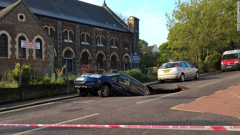 Ο δρόμος “κατάπιε” αυτοκίνητο στο Λονδίνο – ΦΩΤΟ