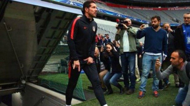 Σάλος από τη χειρονομία του Σιμεόνε στο γήπεδο της Μπάγερν – ΒΙΝΤΕΟ