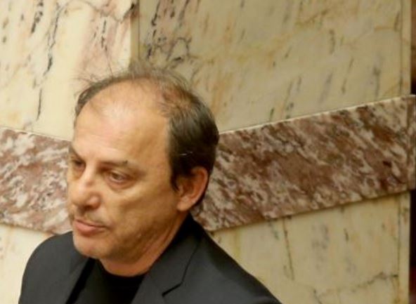 To …ροκ μπλουζάκι του βουλευτή – ΦΩΤΟ