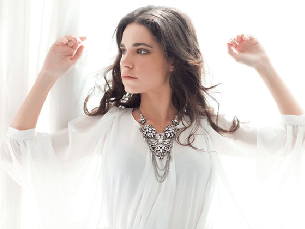 Η Σκιάδη δίπλα στην Μεντή στο «Αποθήκη»