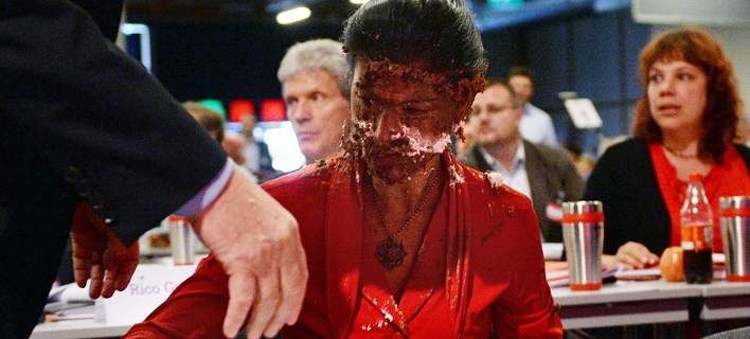 Επίθεση με τούρτα στην αντιπρόεδρο της γερμανικής Αριστεράς – ΒΙΝΤΕΟ