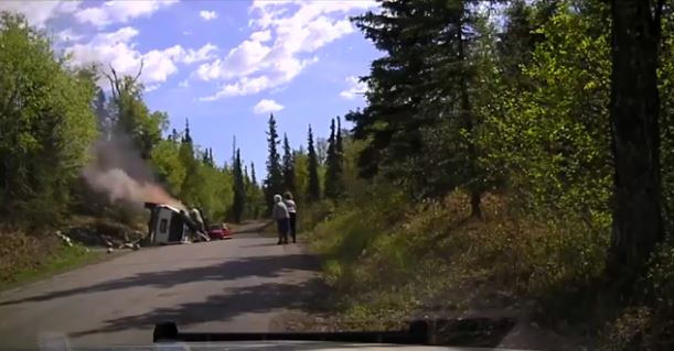 Δραματική διάσωση οδηγού από φλεγόμενο όχημα – ΒΙΝΤΕΟ