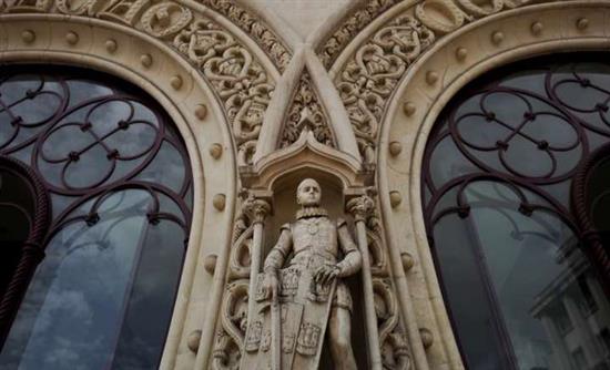 Κατέστρεψε άγαλμα 126 ετών προσπαθώντας να τραβήξει selfie – ΦΩΤΟ