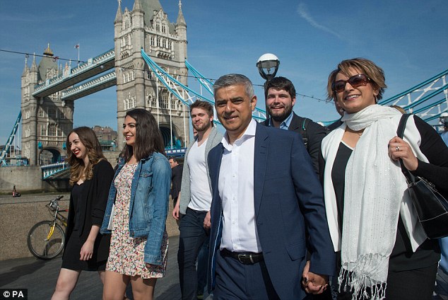 Νέος δήμαρχος του Λονδίνου ο μουσουλμάνος Σαντίκ Καν