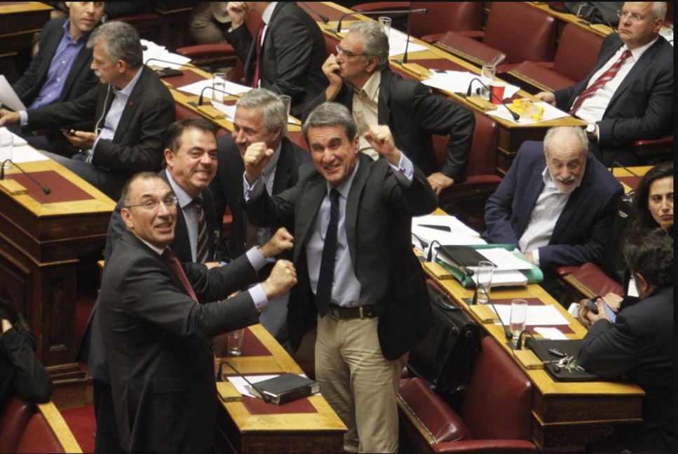 Λοβέρδος και Δημήτρης Καμμένος πανηγυρίζουν στη βουλή για την νίκη του Ολυμπιακού – ΦΩΤΟ