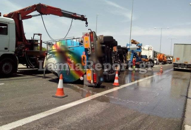 Ανετράπη βυτιοφόρο στην εθνική οδό Αθηνών – Λαμίας – ΦΩΤΟ