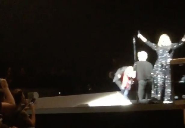 Η Adele προσφέρθηκε να γίνει παρένθετη μητέρα σε ομόφυλο ζευγάρι – ΒΙΝΤΕΟ