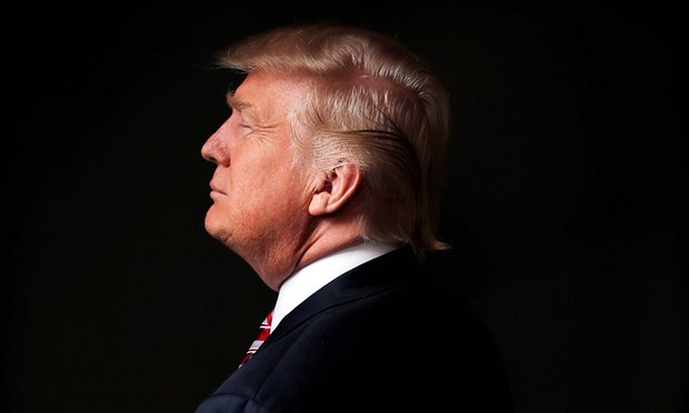 Ο Τραμπ κατηγορεί τον Κλίντον για βιασμό