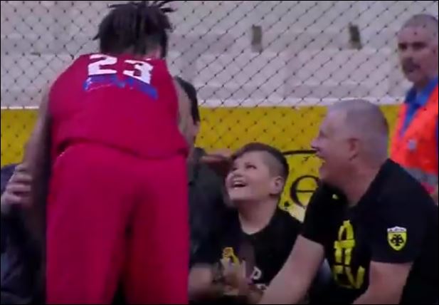 Το φιλί του Χάκετ σε μικρό οπαδό της ΑΕΚ – ΒΙΝΤΕΟ