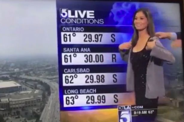 Φόρεσαν οn air ζακέτα σε παρουσιάστρια γιατί το ντύσιμό της ήταν αποκαλυπτικό – ΒΙΝΤΕΟ