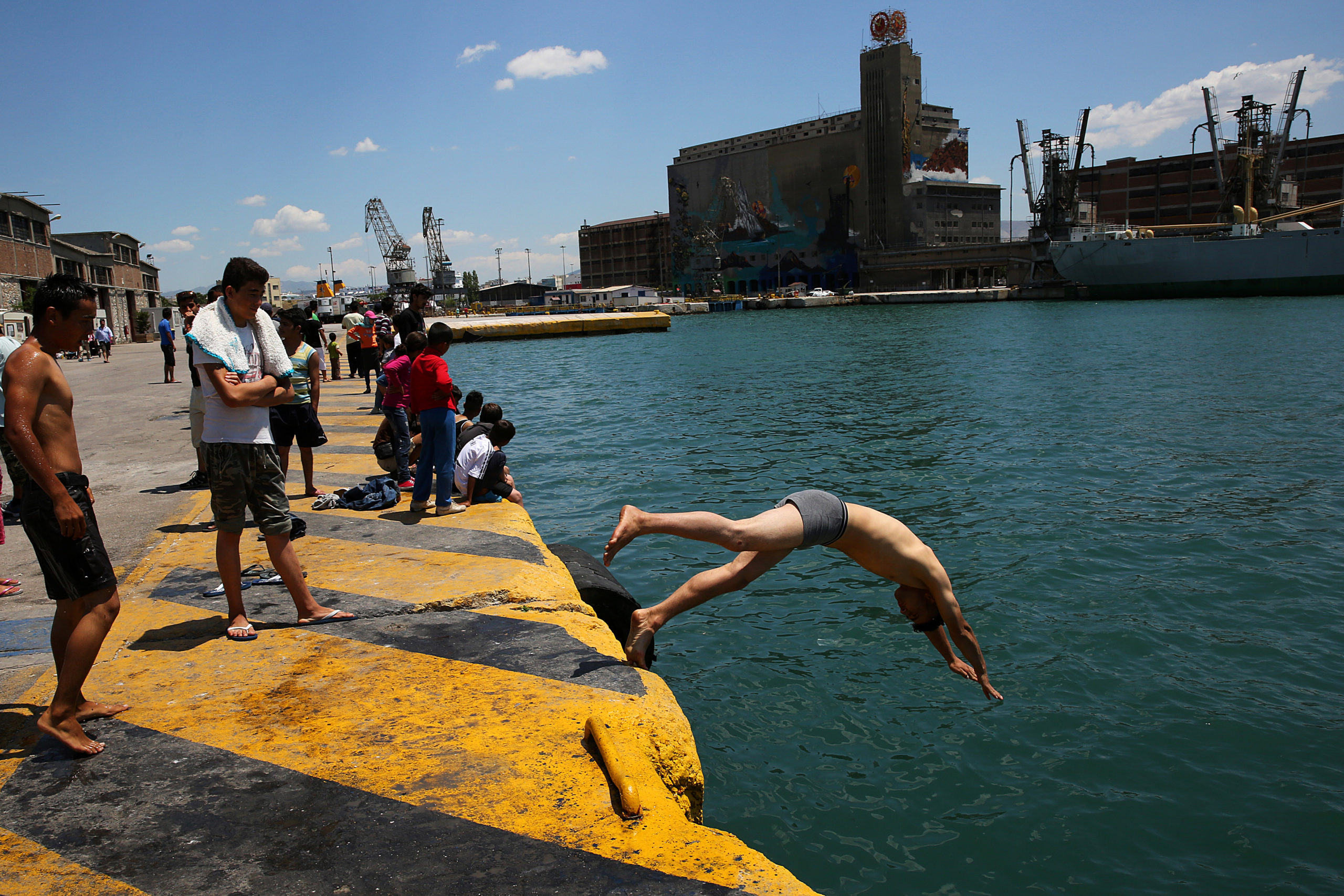 Οι βουτιές των προσφύγων στο λιμάνι του Πειραιά – ΦΩΤΟ