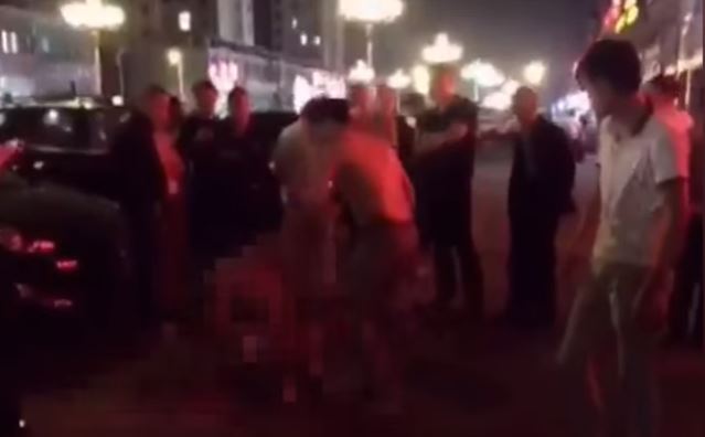 Σοκ στην Κίνα – Έδειρε τον γυμνό εραστή της γυναίκας του στο δρόμο – ΒΙΝΤΕΟ