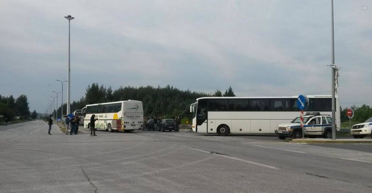 Αποχώρησαν τα πρώτα 4 λεωφορεία από την Ειδομένη – ΒΙΝΤΕΟ