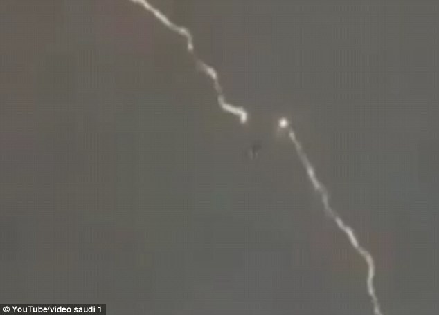 Η στιγμή που κεραυνός χτυπά αεροπλάνο εν πτήσει – ΒΙΝΤΕΟ