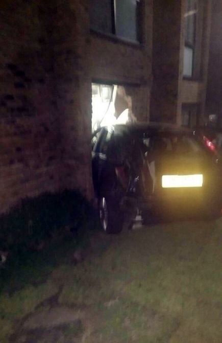 Αυτοκίνητο εισέβαλε σε σαλόνι σπιτιού στο Μπέρμιγχαμ – ΦΩΤΟ