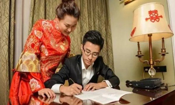 Πέρασαν την πρώτη νύχτα του γάμου… αντιγράφοντας το κινεζικό σύνταγμα