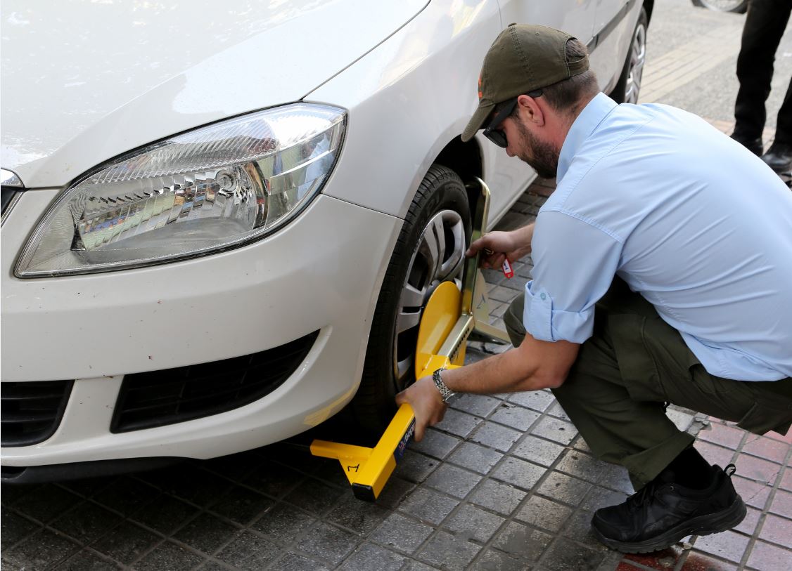 Δαγκάνες στα παράνομα σταθμευμένα στο κέντρο της Αθήνας – ΦΩΤΟ