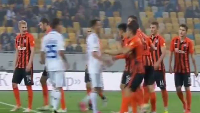 Μπουνιές και κλωτσιές ανάμεσα σε παίκτες στο ντέρμπι της Ουκρανίας – ΒΙΝΤΕΟ