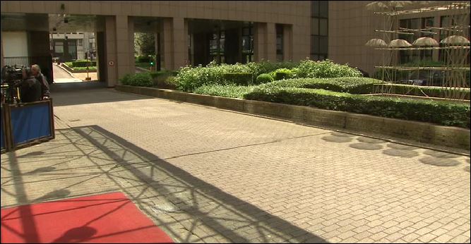 Μέσα στην αίθουσα του Eurogroup την ώρα του διαλείμματος – ΦΩΤΟ