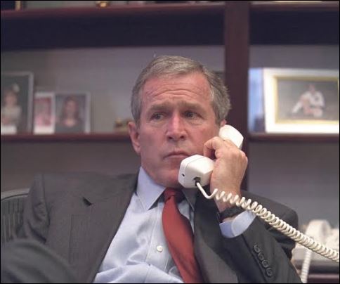 Ο αμήχανος Τζορτζ Μπους μαθαίνει για την επίθεση στους Δίδυμους Πύργους – Οι άγνωστες φωτογραφίες