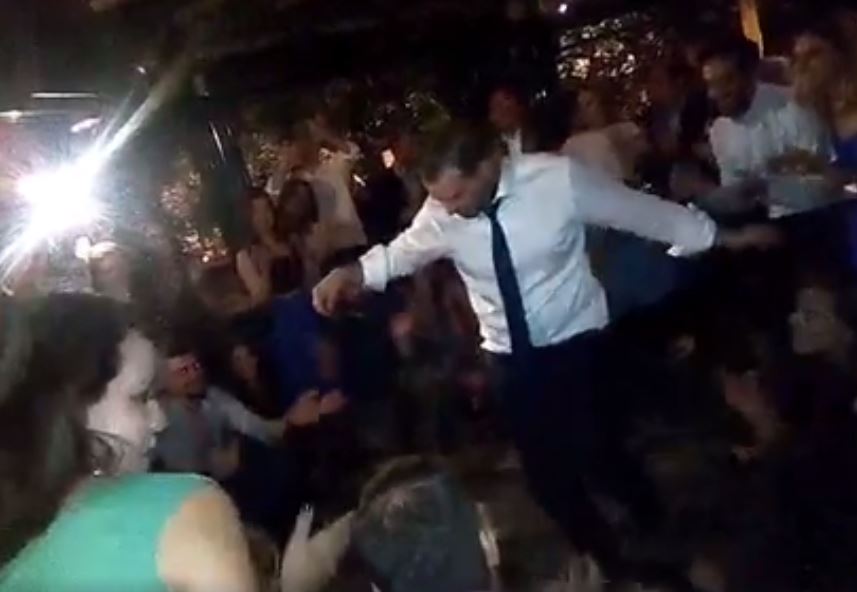 Το ζεϊμπέκικο του γαμπρού Γαβριήλ Σακελλαρίδη – ΒΙΝΤΕΟ