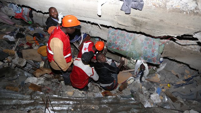 Κοριτσάκι ανασύρθηκε ζωντανό τρεις μέρες μετά από την κατάρρευση κτιρίου στην Κένυα
