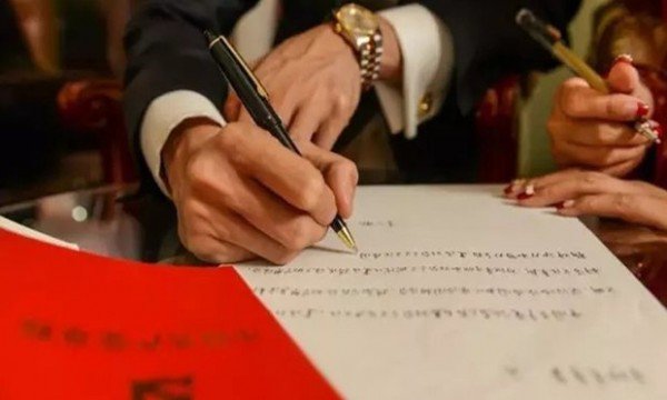 perierga.gr - Πέρασαν την πρώτη νύχτα του γάμου... αντιγράφοντας το κινέζικο σύνταγμα!