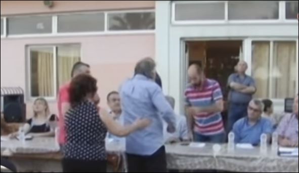 Μαινόμενοι οι κάτοικοι της Μόριας κατά του Δημάρχου – ΒΙΝΤΕΟ