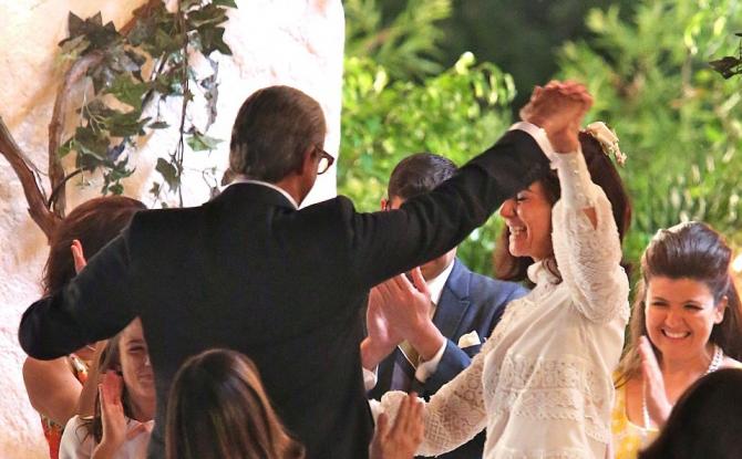 H Κέιτι Χολμς σπάει πιάτα ως Τζάκι Κένεντι στα γυρίσματα για τον θρυλικό γάμο στο Σκορπιό- ΒΙΝΤΕΟ