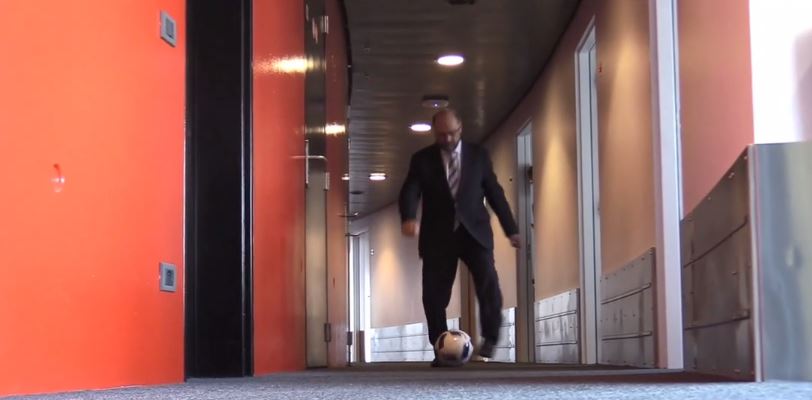Ο Σουλτς παίζει ποδόσφαιρο στους διαδρόμους του Ευρωκοινοβουλίου – ΒΙΝΤΕΟ