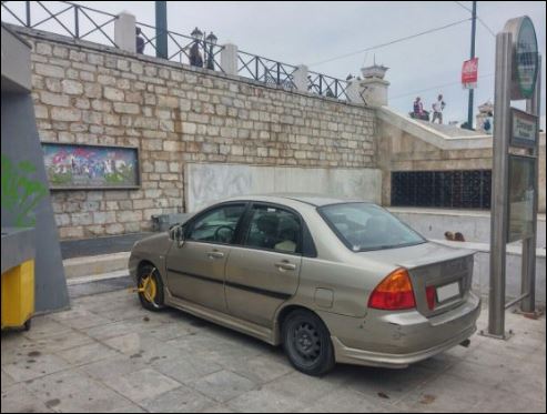 Πάρκαρε το αυτοκίνητό του πάνω στην πλατεία Συντάγματος – ΦΩΤΟ