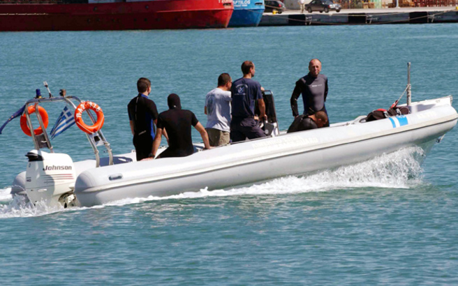 Βάρκα με 40 μετανάστες οδηγείται στο λιμάνι της Κύθνου