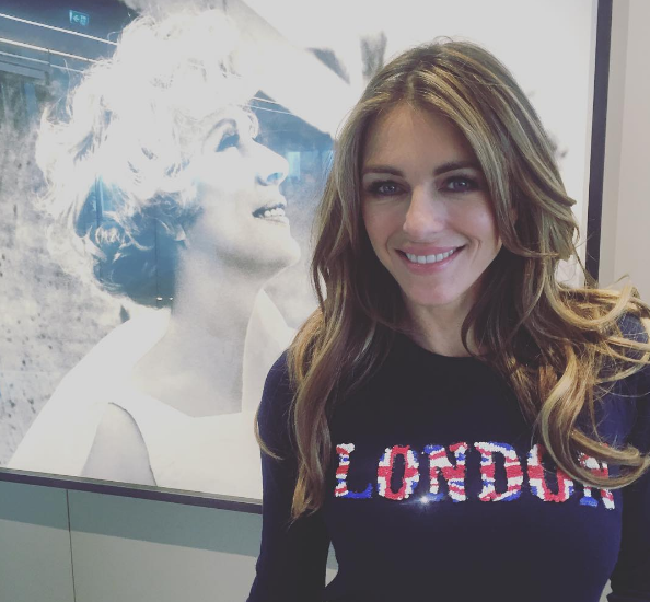 Η Ελίζαμπεθ Χάρλεϊ ποζάρει τόπλες και “ρίχνει” το Ιnstagram – ΦΩΤΟ