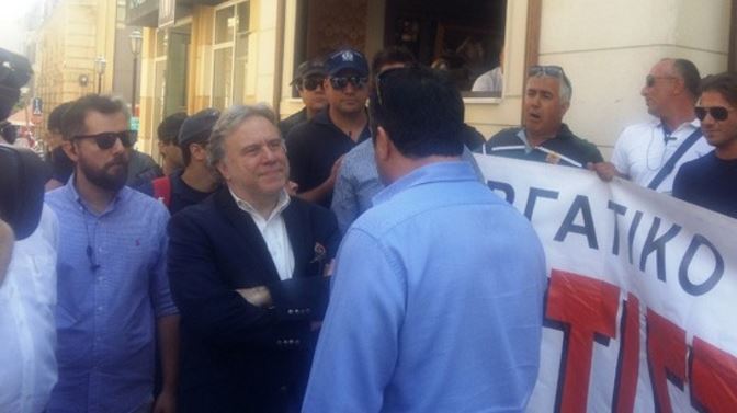 Με συνθήματα υποδέχθηκαν τον Κατρούγκαλο στο Ηράκλειο – ΒΙΝΤΕΟ