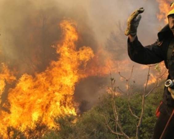 “Καίει ανεξέλεγκτα η πυρκαγιά στα Δερβενοχώρια”