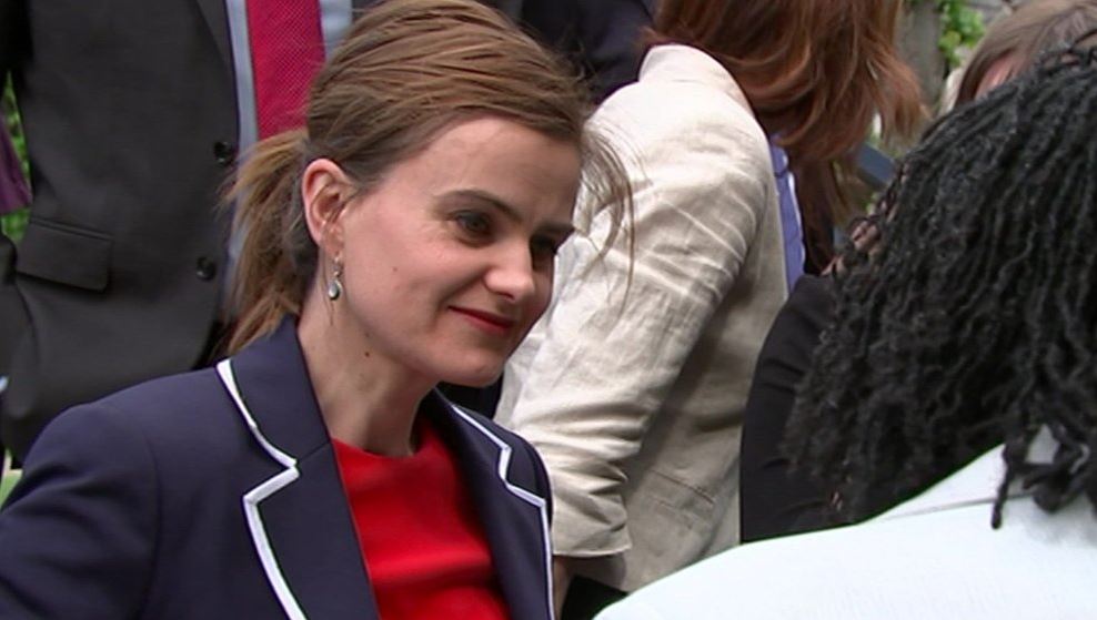 Πυροβόλησαν και μαχαίρωσαν βουλευτή των Εργατικών στη Βρετανία – TΩΡΑ