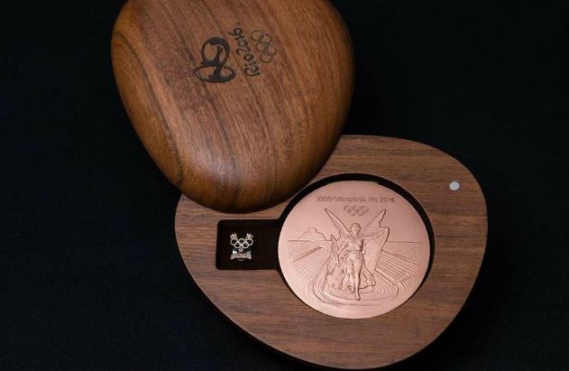 Πέρασαν τα μετάλλια των Ολυμπιακών Αγώνων για… καλλυντικά – ΦΩΤΟ