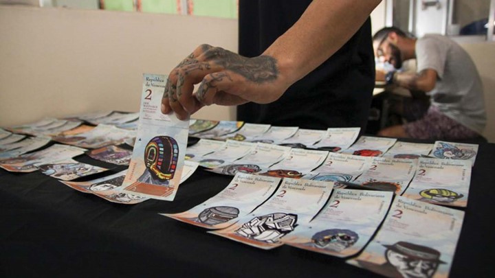 Καλλιτέχνης διαμαρτύρεται για την οικονομική κρίση ζωγραφίζοντας… χαρτονομίσματα