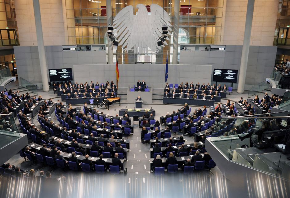 Αναβολή στην εκταμίευση της δόσης αποφάσισε η γερμανική βουλή