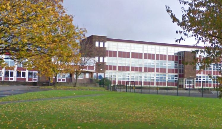 Σε κρίσιμη κατάσταση 15χρονος που έπεσε από τη στέγη του σχολείου του