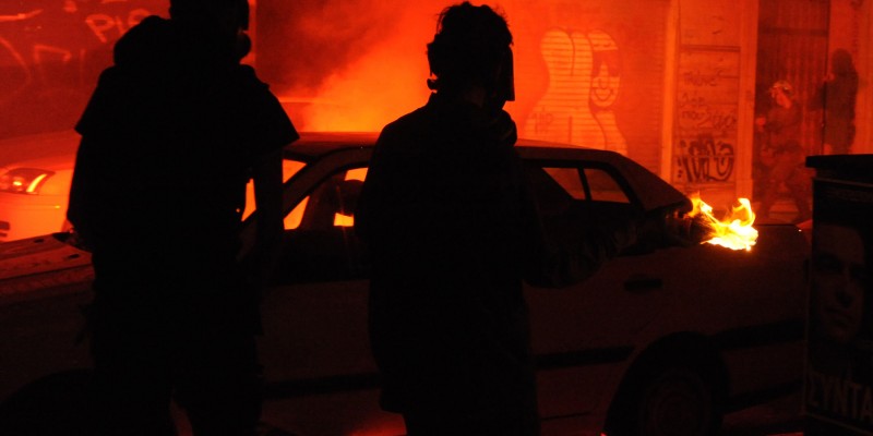 Επίθεση με μολότοφ και πέτρες εναντίον διμοιρίας των ΜΑΤ